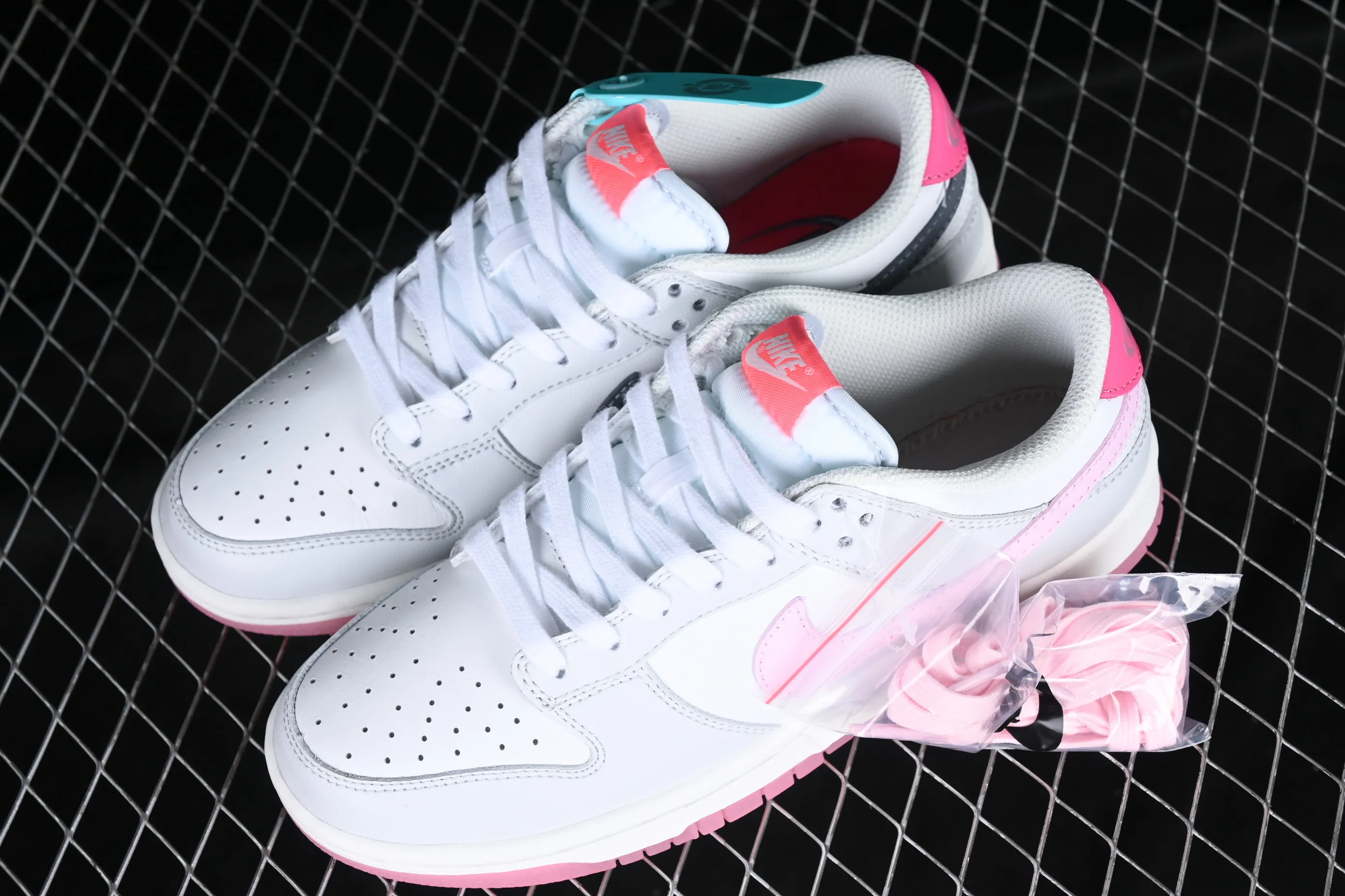 All categories Nk SB Dunk series Nk SB Dunk Low low-top sneakers F version Nk SB Dunk Low "520" Valentine's Day limited SB low-top sports and leisure sneakers FN3451-161
